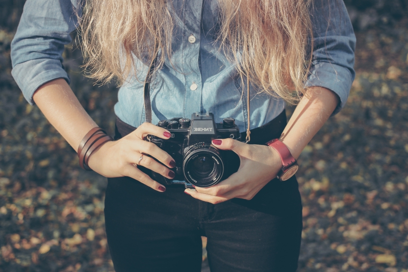 photographe-LA ROQUEBRUSSANNE-min_hand-person-girl-woman-camera-photography-614-pxhere.com